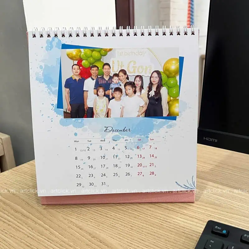Hình ảnh lịch để bàn với hình gia đình và hoa bóng trang trí Tổ chức sinh nhật, kỷ niệm tháng 12, quà tặng lưu giữ kỷ niệm gia đình.