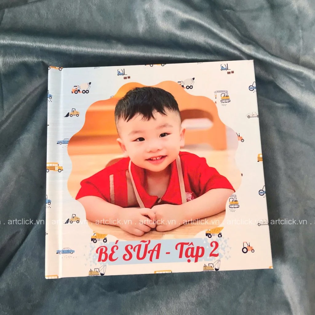 em bé chụp ảnh